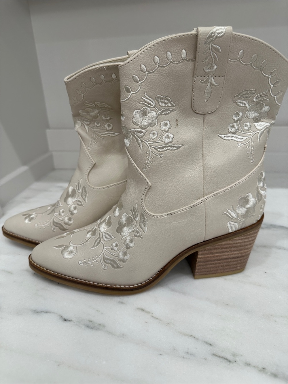 MIA size8m Embroidered Western Ankle Boots - Cream. Like new